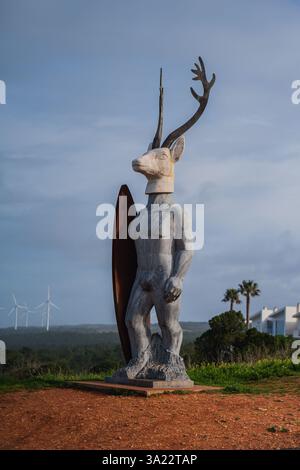 Statue à tête de cerf, nommée Veado, surplombant la plage de Praia do Norte, créée par la sculptrice portugaise Adalia Alberto pour honorer également la légende du Nazaré Banque D'Images