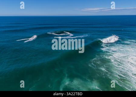 Vue aérienne par drone de Big wave Surfing à Praia do Norte (North Beach), répertorié dans le Guinness World Records pour les plus grandes vagues jamais surfées, formé Banque D'Images