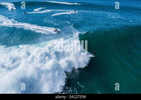 Vue aérienne par drone de Big wave Surfing à Praia do Norte (North Beach), répertorié dans le Guinness World Records pour les plus grandes vagues jamais surfées, formé Banque D'Images