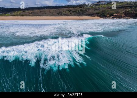 Vue aérienne par drone de Big wave Surfing à Praia do Norte (North Beach), répertorié dans le Guinness World Records pour les plus grandes vagues jamais surfées, formé Banque D'Images