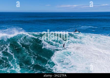 Vue aérienne par drone de Big wave Surfing à Praia do Norte (North Beach), répertorié dans le Guinness World Records pour les plus grandes vagues jamais surfées, formé Banque D'Images