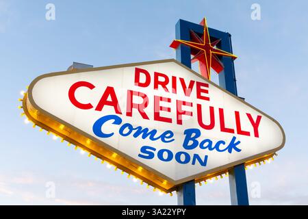 Las Vegas, Nevada, États-Unis - 2 mars 2025 - lever de soleil au vintage Drive laissant soigneusement signe Las Vegas.. Banque D'Images