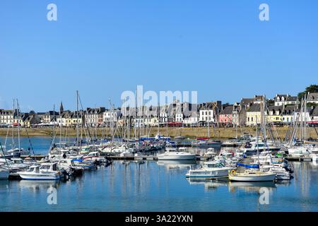 Presqu'île de Crozon, Camaret-sur-mer (Bretagne, nord-ouest de la France) : le port de plaisance Banque D'Images