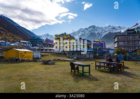 Langtang, Kyanjin, Népal - 18 octobre 2024 : maisons de thé et loges vus dans le village de Kyanjin Gompa avec chaîne de l'Himalaya en face Banque D'Images
