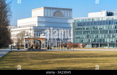 Pilsudski Square - place centrale, prestigieuse à Varsovie, Pologne. Site de divers événements officiels et non officiels nationaux importants sans clôture encore. Banque D'Images