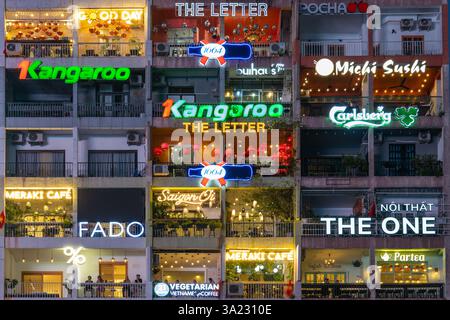 Il s'agit d'une vue nocturne des appartements Cafe, un immeuble d'appartements célèbre qui a de nombreux cafés, restaurants et bars le 02 octobre 2024 à Ho Chi Minh Banque D'Images