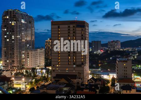 Il s'agit d'une vue en soirée des immeubles d'appartements et des hôtels de Vung Tau dans le centre-ville le 11 octobre 2024 à Vung, Tau, Vietnam Banque D'Images