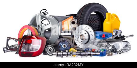énorme pile de pièces de voiture, y compris des roues, des pneus, des filtres et des composants de moteur isolés sur fond blanc. réparation et service de véhicules automobiles Banque D'Images