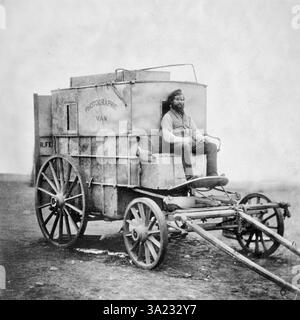 Roger Fenton - la fourgonnette de l'artiste - Portrait en pied de Marcus Sparling, assistant de Roger Fenton, assis sur le chariot de la chambre noire mobile. Banque D'Images