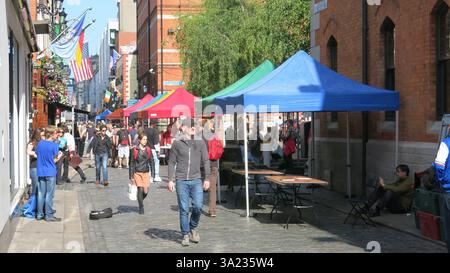 Dublin, Irlande - 01 juin 2014 - Une scène de rue sur un après-midi ensoleillé occupé à Temple Bar comme les gens apprécient les attractions touristiques et les étals du marché près des pubs Temple Bar Banque D'Images
