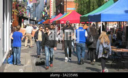Dublin, Irlande - 01 juin 2014 - Une scène de rue sur un après-midi ensoleillé occupé à Temple Bar comme les gens apprécient les attractions touristiques et les étals du marché près des pubs Temple Bar Banque D'Images