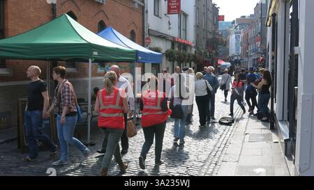 Dublin, Irlande - 01 juin 2014 - Une scène de rue sur un après-midi ensoleillé occupé à Temple Bar comme les gens apprécient les attractions touristiques et les étals du marché près des pubs Temple Bar Banque D'Images