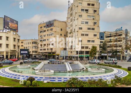 Place de la résistance, Fès. Place de la résistance ou place de la résistance, anciennement connue sous le nom de Plaza Lafayette (à l'origine place Gambetta), est un croisement Banque D'Images