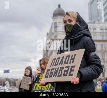 Kiev, Ukraine - 2e, février 2025 : une femme tenant la bannière 'Captivity Kills' prend part au rassemblement. Les Ukrainiens continuent de participer au «Free Azov» Banque D'Images