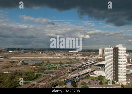Stratford East London 2000s Royaume-Uni. Vue aérienne du parc olympique Queen Elizabeth le village et l'arène des Jeux olympiques de Londres de 2012. Avant la fin de la régénération. Gare de Stratford, station de métro et stations terrestres, la ligne de chemin de fer. Angleterre 2007. HOMER SYKES Banque D'Images