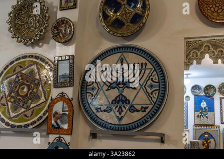 Artisan juif peignant et décorant des produits céramiques dans une usine de poterie à Fès, Maroc, Afrique du Nord Banque D'Images