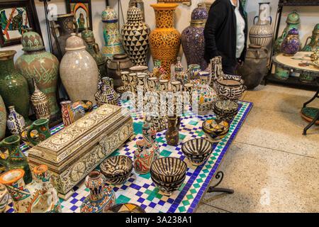 Artisan juif peignant et décorant des produits céramiques dans une usine de poterie à Fès, Maroc, Afrique du Nord Banque D'Images