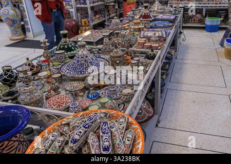 Artisan juif peignant et décorant des produits céramiques dans une usine de poterie à Fès, Maroc, Afrique du Nord Banque D'Images