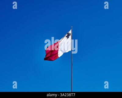 Drapeau de la République de Malte sur un fond de ciel bleu Banque D'Images