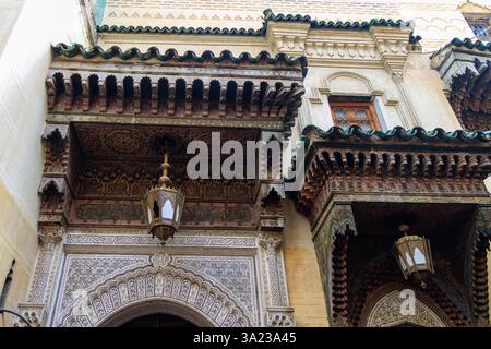 Beau lampadaire traditionnel de rue accroché à un bâtiment dans la médina de Fès, Maroc Banque D'Images