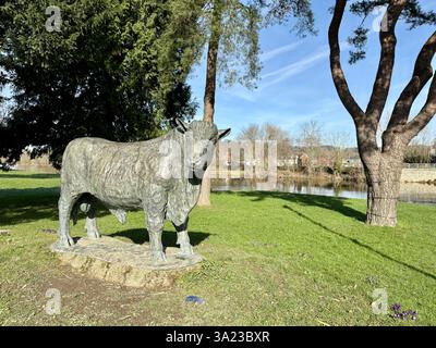 Welsh Black Bull Statue, Wye Bridge, Builth Wells, Powys, pays de Galles Banque D'Images