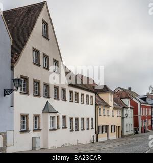 Paysage urbain avec des bâtiments traditionnels sur une rue pavée dans le centre-ville, tourné dans la lumière de l'hiver à Weissenburg, Bayern, Allemagne Banque D'Images