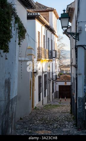 Vue d'une rue latérale dans le quartier Albaicin de Grenade, Andalousie, Espagne. Banque D'Images
