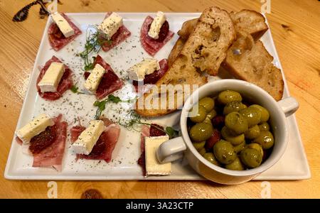 Olives, pain Sourdough, fromage et Prosciutto. Tapas et Picos pour deux. Banque D'Images