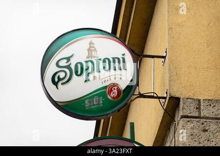 TOKAJ, HONGRIE - 27 OCTOBRE 2023 : bannière ronde de la société Soproni au bar ou pub en Hongrie Banque D'Images