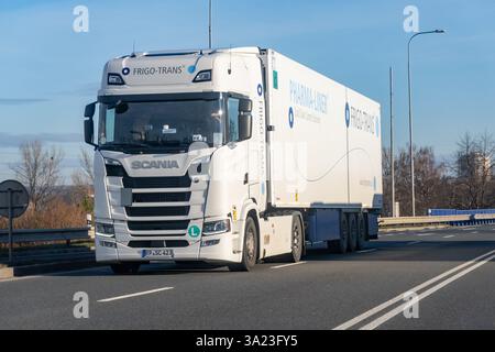 OSTRAVA, TCHÉQUIE - 28 DÉCEMBRE 2023 : semi-camion blanc SCANIA R avec remorque de la compagnie de transport frigo TRANS Banque D'Images