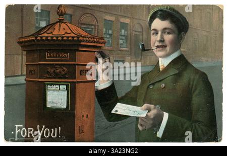 Original colorisé époque édouardienne carte postale de voeux d'un jeune homme fumant une pipe, postant une lettre dans une boîte de pilier. Postal. Publié par The Novelty Postcard Co,. Liverpool, daté / posté le 3 octobre 1906 Banque D'Images