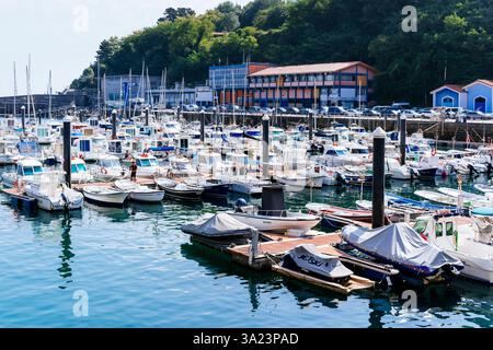 Bateaux de plaisance ancrés dans la marina de Mutriku. Mutriku, Gipuzkoa, pays Basque, Espagne, Europe Banque D'Images