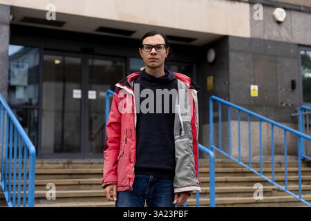 Callum Goode, un manifestant de Peckham, arrive au tribunal d'instance de Croydon, dans le sud de Londres, accusé d'obstruction à l'autoroute après que les manifestants auraient bloqué un autocar devant conduire les demandeurs d'asile à la barge Bibby Stockholm en mai. Date de la photo : mercredi 21 août 2024. Banque D'Images
