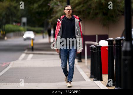 Callum Goode, un manifestant de Peckham, arrive au tribunal d'instance de Croydon, dans le sud de Londres, accusé d'obstruction à l'autoroute après que les manifestants auraient bloqué un autocar devant conduire les demandeurs d'asile à la barge Bibby Stockholm en mai. Date de la photo : mercredi 21 août 2024. Banque D'Images