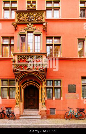 La Maison des baleines, Haus zum Walfisch, est une maison bourgeoise gothique tardive dans la vieille ville. L'humaniste Erasmus de Rotterdam vivait dans la maison. Freiburg im Brei Banque D'Images