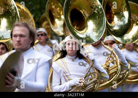 Le groupe de marche Georgia Tech Yellow Jacket arrive à Merrion Square, Dublin, pour se produire au Georgia Tech Helluva Block Party Pep Rally dans le cadre de la préparation du match de football Aer Lingus College Football Classic, US College à Dublin. Date de la photo : vendredi 23 août 2024. Banque D'Images