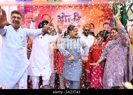 New Delhi, Inde. 11 mars 2025. NEW DELHI, INDE - 11 MARS : le président du BJP de Delhi, Virendra Sachdeva, et d'autres hauts dirigeants lors de la célébration de Delhi BJP Holi Milan au bureau du BJP de Delhi le 11 mars 2025 à New Delhi, Inde. (Photo de Sonu Mehta/Hindustan Times/Sipa USA) crédit : Sipa USA/Alamy Live News Banque D'Images