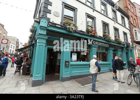 Dublin, Irlande - 25 juin 2014 - les gens se tiennent devant le pub Norseman à Temple Bar Banque D'Images