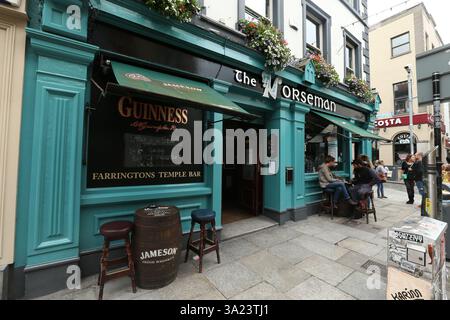 Dublin, Irlande - 25 juin 2014 - les gens s'assoient devant le pub Norseman dans Temple Bar de Dublin par un après-midi ensoleillé Banque D'Images
