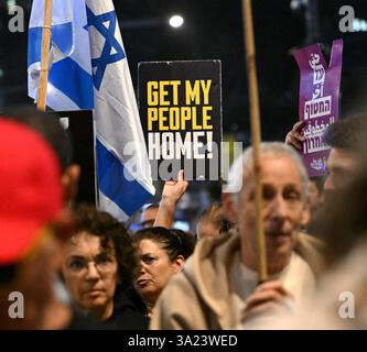 Tel Aviv, États-Unis. 11 mars 2025. Les gens manifestent devant le ministère israélien de la Défense à tel Aviv pour que le premier ministre israélien Benjamin Netanyahu entre dans la deuxième phase de l’accord de cessez-le-feu et la libération des otages détenus par le Hamas à Gaza le mardi 11 mars 2025. Photo de Debbie Hill/ crédit : UPI/Alamy Live News Banque D'Images