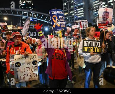 Tel Aviv, États-Unis. 11 mars 2025. Les gens manifestent devant le ministère israélien de la Défense à tel Aviv pour que le premier ministre israélien Benjamin Netanyahu entre dans la deuxième phase de l’accord de cessez-le-feu et la libération des otages détenus par le Hamas à Gaza le mardi 11 mars 2025. Photo de Debbie Hill/ crédit : UPI/Alamy Live News Banque D'Images