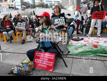 Tel Aviv, États-Unis. 11 mars 2025. Les gens manifestent devant le ministère israélien de la Défense à tel Aviv pour que le premier ministre israélien Benjamin Netanyahu entre dans la deuxième phase de l’accord de cessez-le-feu et la libération des otages détenus par le Hamas à Gaza le mardi 11 mars 2025. Photo de Debbie Hill/ crédit : UPI/Alamy Live News Banque D'Images