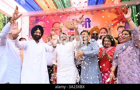 New Delhi, Inde. 11 mars 2025. NEW DELHI, INDE - 11 MARS : le président du BJP de Delhi, Virendra Sachdeva, et d'autres hauts dirigeants lors de la célébration de Delhi BJP Holi Milan au bureau du BJP de Delhi le 11 mars 2025 à New Delhi, Inde. (Photo de Sonu Mehta/Hindustan Times/Sipa USA) crédit : Sipa USA/Alamy Live News Banque D'Images