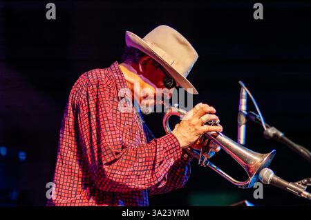Sanlucar de Barrameda, Espagne, 17 juillet 2004, Jerry Gonzalez se produit avec passion, jouant de la trompette live avec un chapeau et des lunettes de soleil. Banque D'Images
