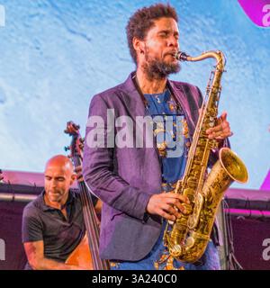 Séville, Espagne, 21 juin 2022, le musicien cubain Ariel Bringuez joue du saxophone avec passion sur scène aux côtés d'un double bassiste dans un contexte dynamique. Banque D'Images