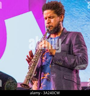 Séville, Espagne, 21 juin 2022, Ariel Bringuez captive le public avec sa performance de saxophone soprano lors d'un événement dynamique, mettant en vedette sa comédie musicale Banque D'Images