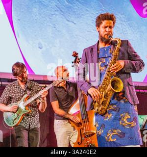 Séville, Espagne, 21 juin 2022, le musicien cubain Ariel Bringuez joue du saxophone avec passion sur scène aux côtés d'un double bassiste dans un contexte dynamique. Banque D'Images