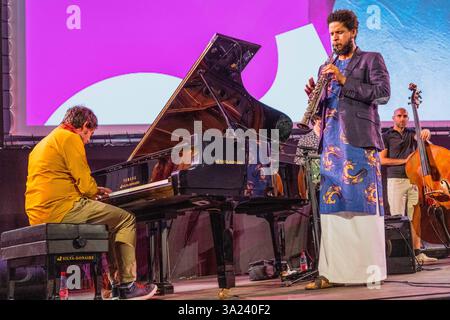 Séville, Espagne, 21 juin 2022, Ariel Bringuez joue passionnément du saxophone soprano avec son groupe lors d'une représentation en soirée dans un lieu animé. Banque D'Images