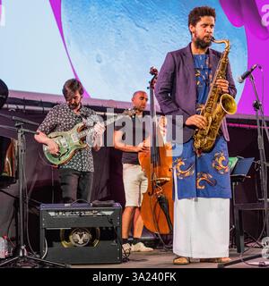 Séville, Espagne, 21 juin 2022, le musicien cubain Ariel Bringuez joue du saxophone avec passion sur scène aux côtés d'un double bassiste dans un contexte dynamique. Banque D'Images