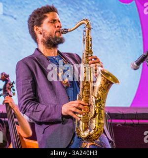 Séville, Espagne, 21 juin 2022, le musicien cubain Ariel Bringuez joue du saxophone avec passion sur scène aux côtés d'un double bassiste dans un contexte dynamique. Banque D'Images